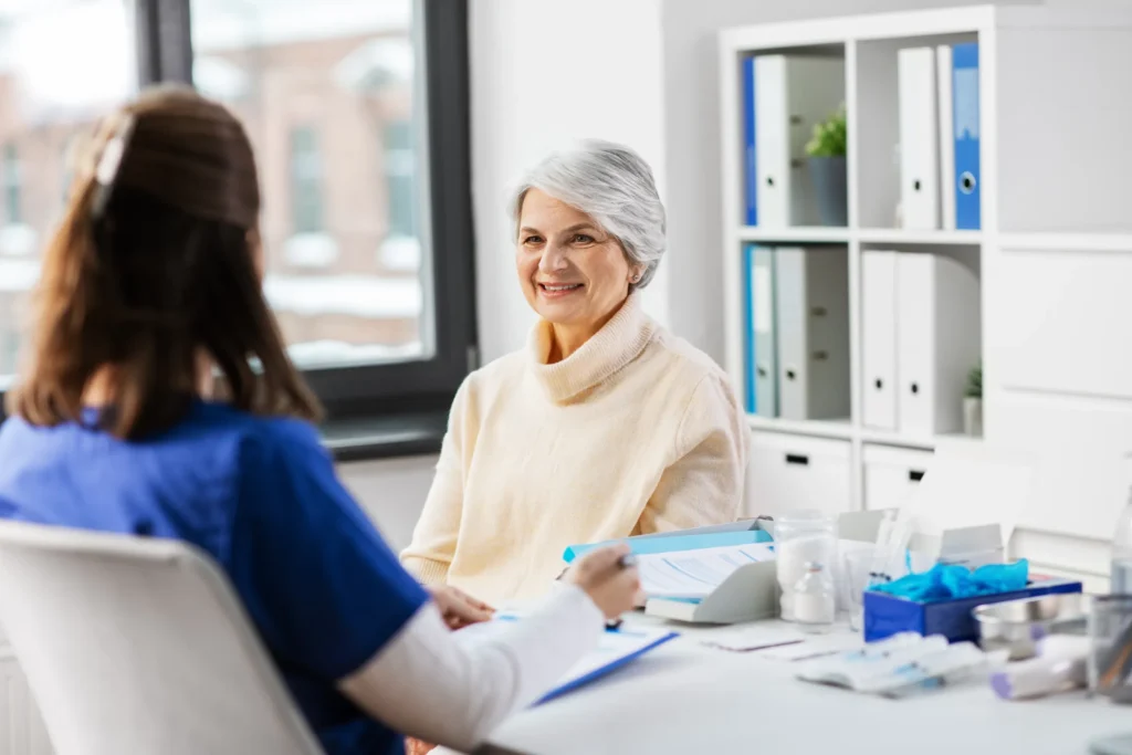 Senior woman retiring before Medicare discussing health insurance options with an advisor
